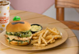 Universal Epic Universe – Toadstool Cafe at SUPER NINTENDO WORLD – Luigi Burger (Pesto Grilled Chicken)